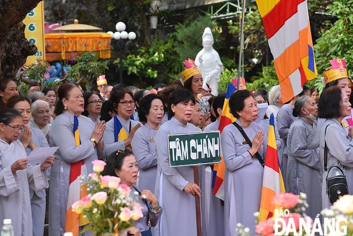 Niềm hân hoan và cung kính của đồng bào Phật tử tại Đà Nẵng khi tham gia Đại lễ Phật đản Phật lịch 2569. Ảnh: ĐẮC MẠNH