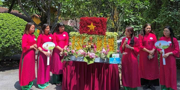 Cán bộ Khu Di tích Chủ tịch Hồ Chí Minh (Khối Di sản và Văn hóa cơ sở) thuyết trình tác phẩm dự thi