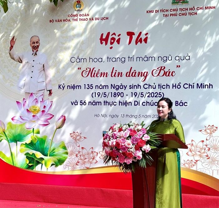 Bà Lê Thị Phượng - Giám đốc Khu Di tích Chủ tịch Hồ Chí Minh tại Phủ Chủ tịch phát biểu chào mừng Hội thi
