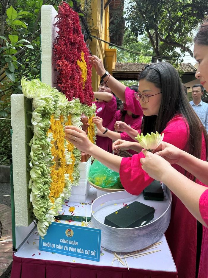 Các đoàn viên Khối Di sản và Văn hóa cơ sở chăm chú hoàn thiện tác phẩm dự thi