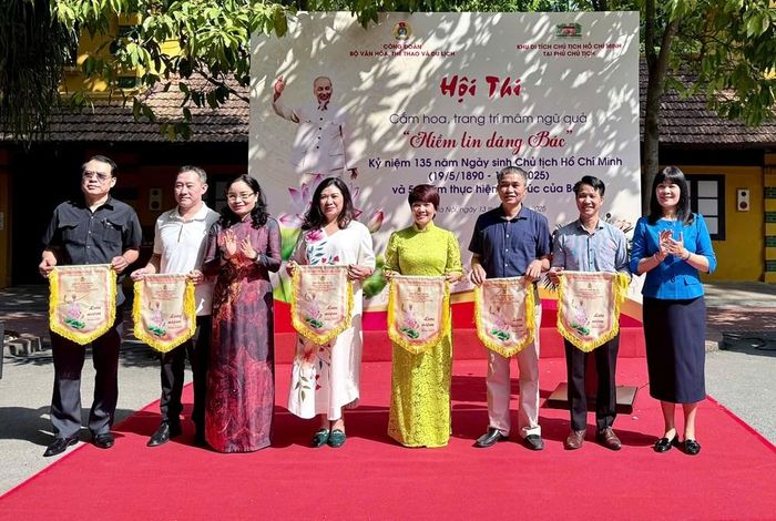 Thứ trưởng Bộ VHTTDL, Trưởng Ban Vì sự tiến bộ Phụ nữ Bộ VHTTDL Trịnh Thị Thủy và đồng chí Đỗ Hồng Vân, Ủy viên Ban Chấp hành Tổng Liên đoàn Lao động Việt Nam, Phó Chủ tịch thường trực Công đoàn Viên chức Việt Nam lên tặng cờ lưu niệm của Ban Tổ chức cho các đội dự thi
