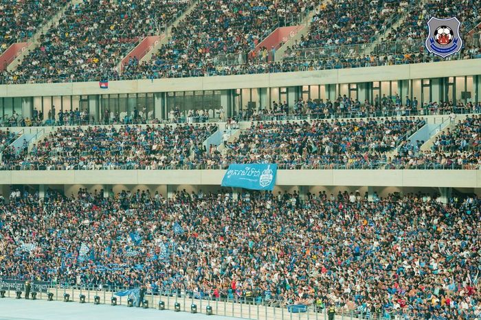 Khán giả lấp gần kín các khán đài