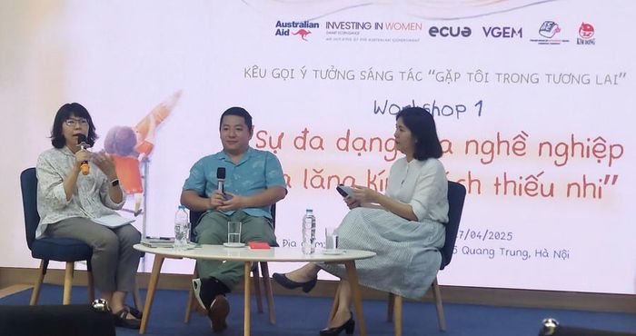  Bà Vũ Quỳnh Liên - Tổng Biên tập NXB Kim Đồng (trái) cùng các diễn giả trò chuyện tại workshop “Sự đa dạng của nghề nghiệp qua lăng kính sách thiếu nhi”. Ảnh: Bình Thanh. 