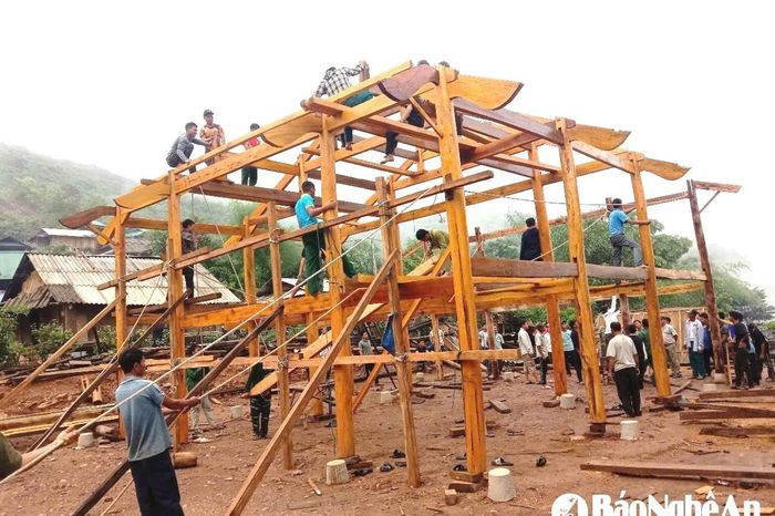 Các lực lượng hỗ trợ người dân xã Keng Đu làm nhà ở. Ảnh: HT
