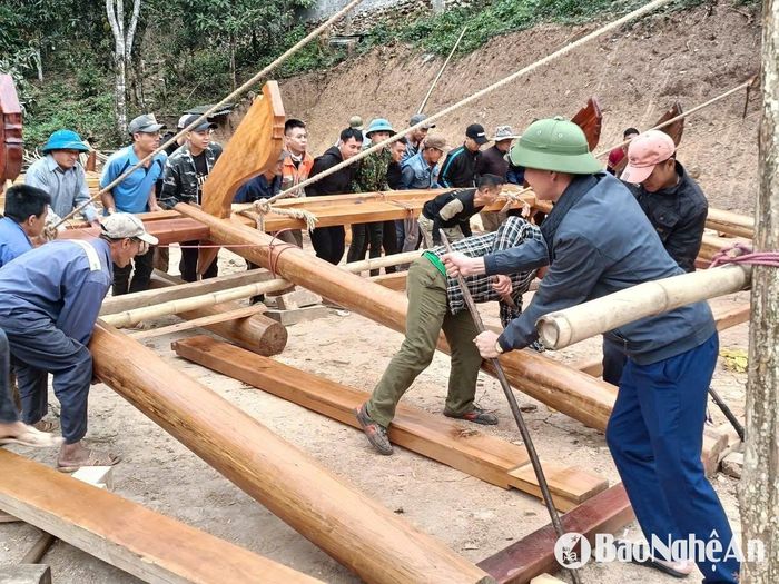 Ông Lương Văn Bảy - Chủ tịch UBND xã Mỹ Lý (ngoài cùng bên phải) tham gia giúp người dân bản Xằng Trên xây dựng nhà ở. Ảnh: HT