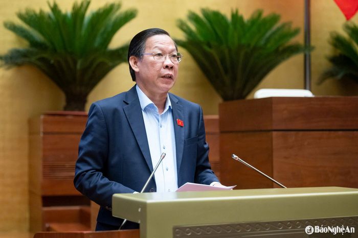 Chủ nhiệm Ủy ban Kinh tế và Tài chính của Quốc hội Phan Văn Mãi trình bày báo cáo thẩm tra. Ảnh: Nghĩa Đức