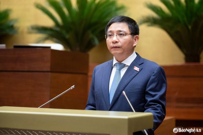 Bộ trưởng Bộ Tài chính Nguyễn Văn Thắng trình bày tờ trình. Ảnh: Nghĩa Đức
