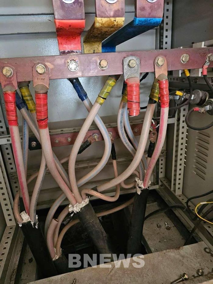 Hiện trường vụ ăn cắp dây cáp điện tại Kinh Môn. Ảnh: Mạnh Minh/TTXVN