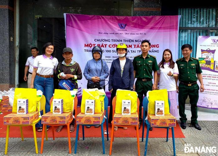 Trao quà cho người dân tại Chương trình thiện nguyện "Một bát cơm, vạn tấm lòng".