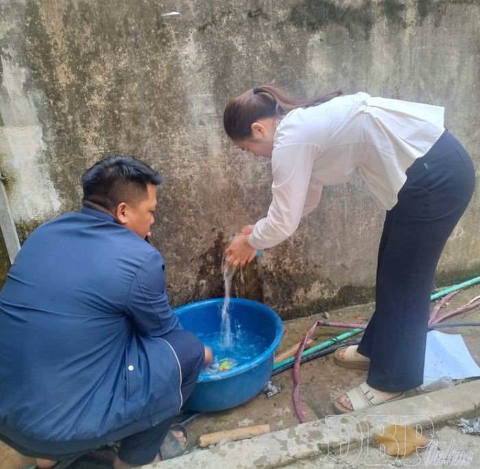 Người dân xã Si Pa Phìn sử dụng nước sinh hoạt hợp vệ sinh.