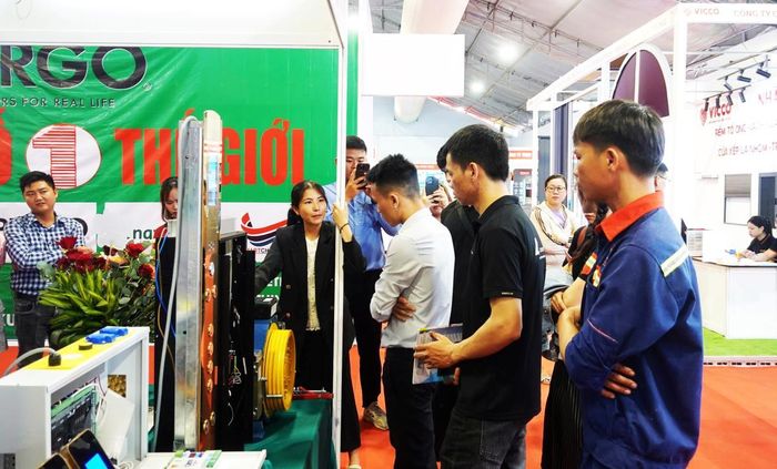 Đông đảo khách tham quan 1 gian hàng tại Triển lãm.