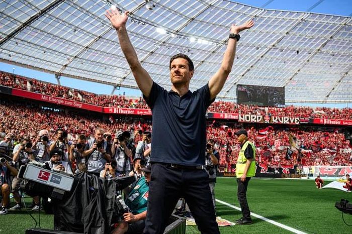 Huấn luyện viên Xabi Alonso chia tay các cổ động viên của Bayer Leverkusen. Ảnh: Getty