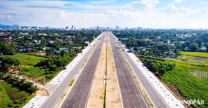 Nghệ An bố trí nguồn lực đầu tư công trọng tâm, trọng điểm nên tập trung nguồn lực, đẩy nhanh tiến độ và nâng cao hiệu quả đầu tư. Ảnh Đại lộ Vinh - Cửa Lò. Ảnh tư liệu: Thành Cường