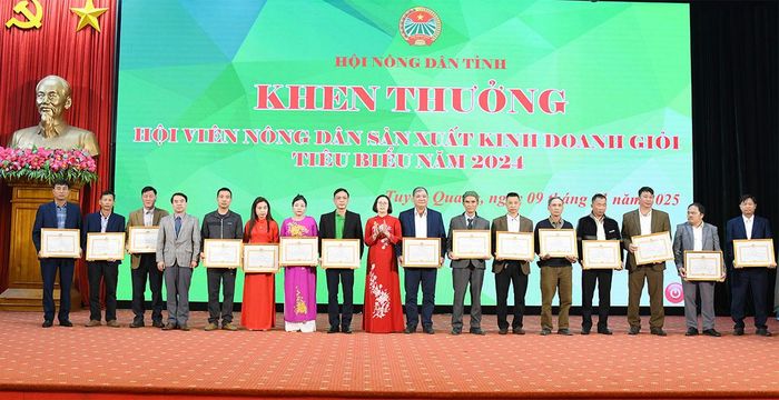Hội Nông dân tỉnh khen thưởng hội viên nông dân sản xuất kinh doanh giỏi tiêu biểu năm 2024.