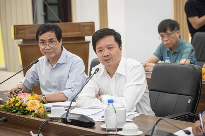 Ông Tạ Quang Dũng, Trưởng ban Văn hóa-Xã hội Báo Nhân dân, Trưởng Ban tổ chức giải (phải) và nhà thơ - nhà báo Trần Hữu Việt.