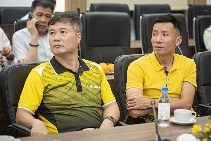 Hai HLV bóng bàn nổi tiếng Việt Nam là Vũ Mạnh Cường và Đinh Quang Linh (phải) tham dự buổi họp báo.