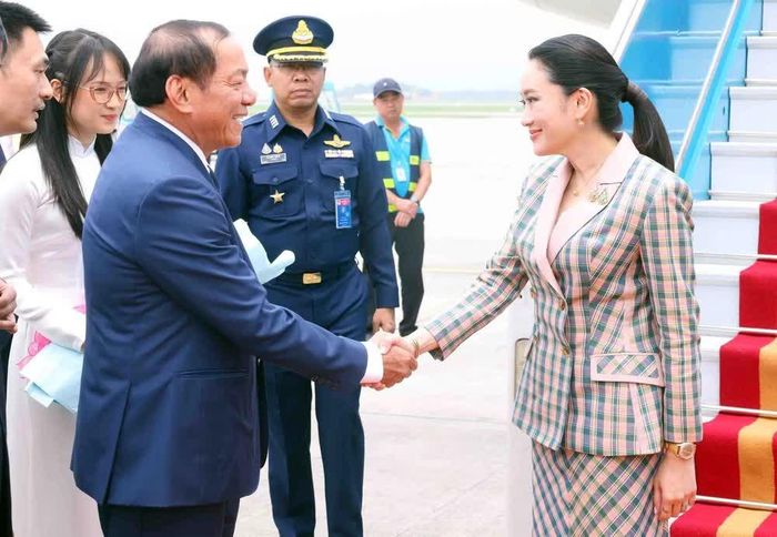 Bộ trưởng Bộ Văn hóa, Thể thao và Du lịch Nguyễn Văn Hùng đón Thủ tướng Thái Lan Paetongtarn Shinawatra tại Sân bay Quốc tế Nội Bài, Hà Nội.