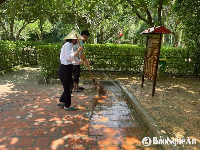 Những người làm công tác bảo quản dọn dẹp, vệ sinh khu di tích. Ảnh: CSCC