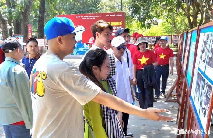 Các cuộc triển lãm tại Khu Di tích Kim Liên đang được chị Nga đảm nhận, phụ trách. Ảnh: CSCC