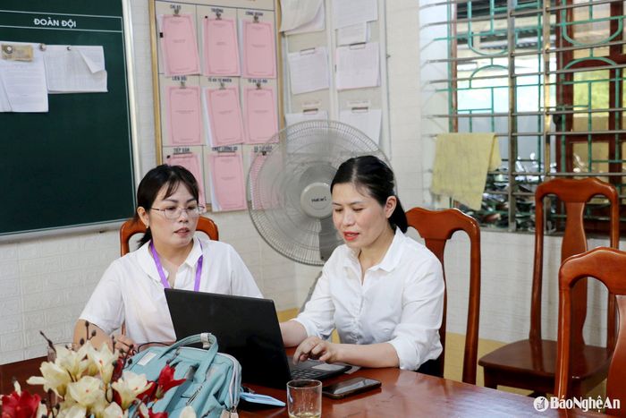 Giáo viên Trường THCS Nghi Trung (Nghi Lộc) trao đổi nghiệp vụ. Ảnh: Mỹ Hà