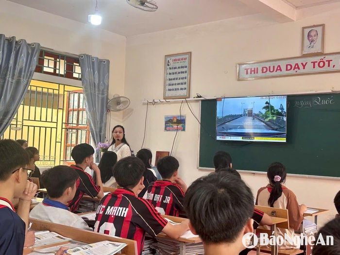 Tiết học Tiếng Anh của học sinh Trường PT DTNT THCS Quế Phong. Ảnh: Mỹ Hà