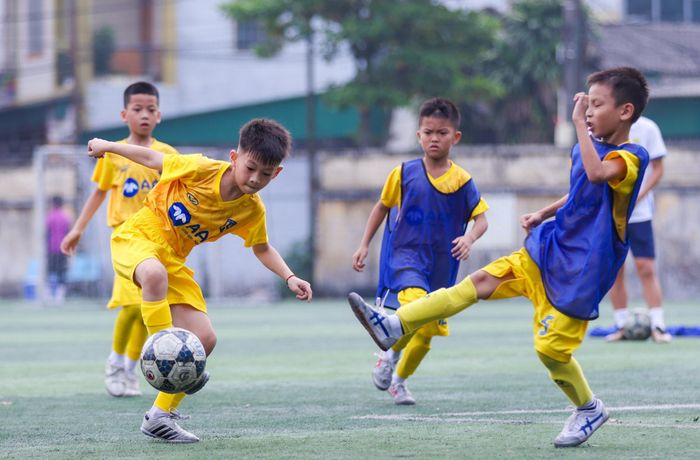 Sau hơn 4 tháng ăn tập, các cầu thủ U9 Sông Lam Nghệ An đã có bước tiến vượt bậc ở kỹ năng, tư duy chơi bóng. Ảnh: Đức Anh