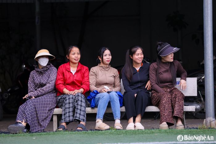 Phía ngoài sân cỏ phụ huynh của các em không ngừng theo dõi những bước chạy của con, mỗi pha bóng đẹp đều mang đến sự tự hào, niềm vui cho họ. Ảnh: Đức Anh