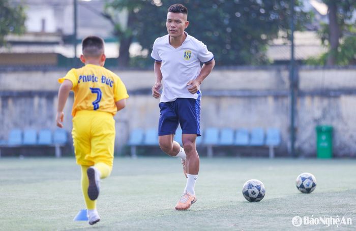 “Không thể dạy chung chung. Phải chỉ từng em, từng bước” – HLV trưởng Hữu Lâm chia sẻ. Với lứa tuổi này, sự thiếu tập trung là trở ngại lớn nhất, đòi hỏi huấn luyện viên phải thật kiên nhẫn và gần gũi. Ảnh: Đức Anh