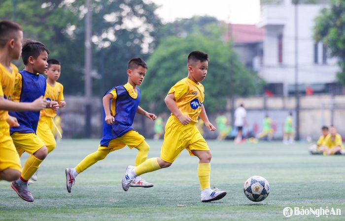 Nguyễn Phước Đức - một cầu thủ nổi bật ở U9 Sông Lam Nghệ An, vẫn luôn thể hiện được phẩm chất thủ lĩnh, chơi bóng đầy kỹ thuật và có khả năng dẫn dắt lối chơi cho toàn đội. Ảnh: Đức Anh