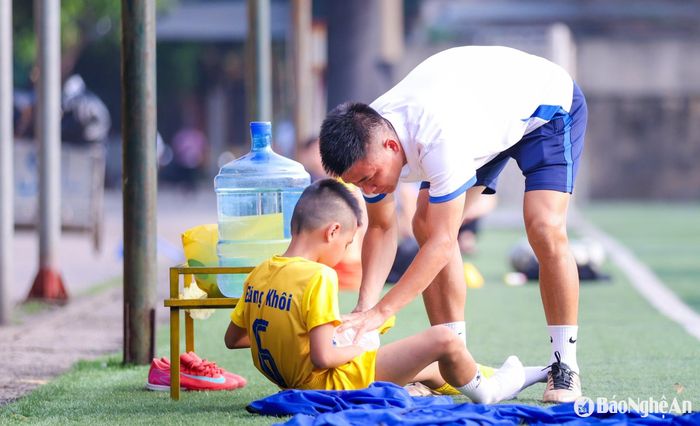 Các cầu thủ xa nhà, ăn ở tập trung tại Ký túc xá của Câu lạc bộ, luôn nhận được sự quan tâm đặc biệt từ các huấn luyện viên. Không chỉ là người hướng dẫn chuyên môn, họ còn đảm nhận vai trò như những người cha, người anh tận tình chăm lo từ sinh hoạt hằng ngày, việc học tập đến cả những lúc các em gặp chấn thương. Ảnh: Đức Anh