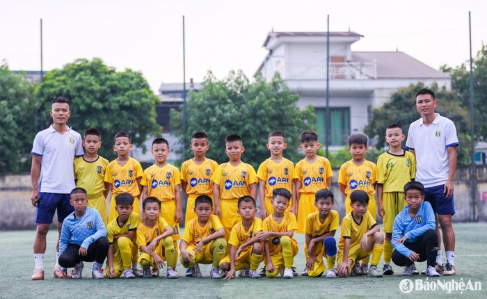 Chỉ còn 2 tháng nữa, U9 SLNA sẽ lên đường vào Tây Ninh tham dự Giải U9 Quốc gia 2025. Hành trình này sẽ là khởi đầu cho ước mơ được chơi bóng chuyên nghiệp của những “chiến binh nhí” mang màu áo vàng truyền thống xứ Nghệ. Ảnh: Đức Anh