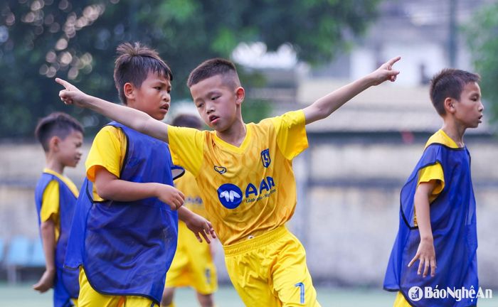 Trong buổi thi đấu nội bộ, Đinh Viết Thịnh đã thể hiện được bản năng sát thủ và liên tục gây khó cho thủ môn đối phương. Ảnh: Đức Anh