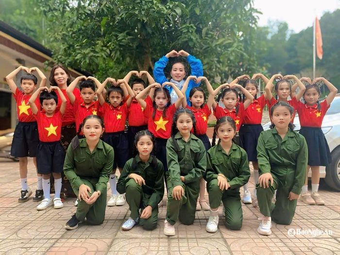 Cô Nguyễn Thị Chung cùng các em học sinh của mình trong hoạt động ngoại khóa. Ảnh: Thanh Quỳnh