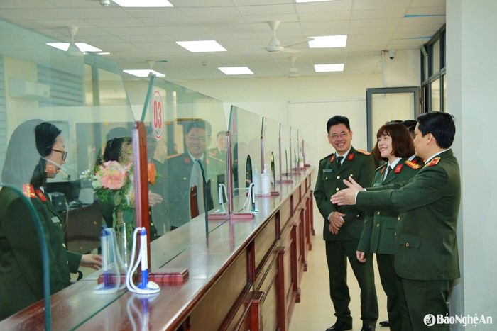 Thiếu tướng Bùi Quang Thanh – Ủy viên Ban Thường vụ Tỉnh ủy, Bí thư Đảng ủy, Giám đốc Công an tỉnh Nghệ An trao đổi với Phòng Quản lý xuất, nhập cảnh về công tác cải cách hành chính để phục vụ nhân dân tốt hơn. Ảnh: P.V