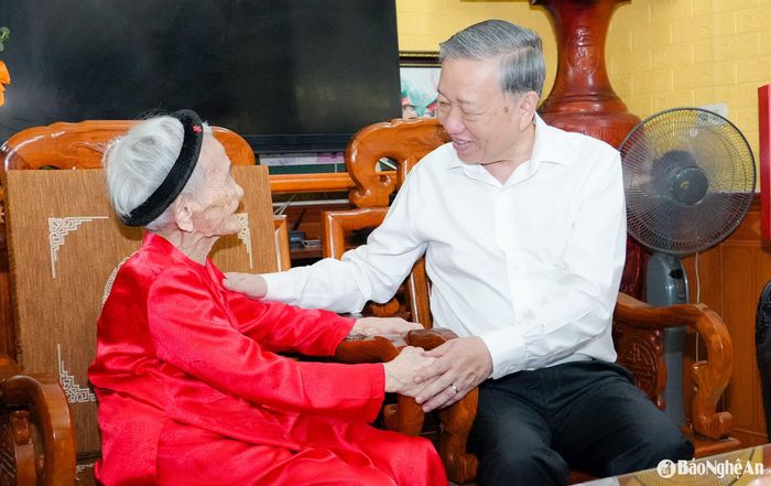 Tổng Bí thư Tô Lâm ân cần thăm hỏi, bày tỏ tình cảm, vui mừng khi Mẹ Việt Nam Anh hùng Lê Thị Sáu đang mạnh khỏe, minh mẫn. Ảnh: Phạm Bằng
