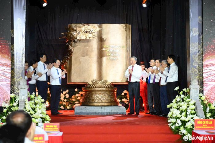 Đồng chí Tổng Bí thư Tô Lâm trao tặng tác phẩm điêu khắc "Việt Nam - những trang sử vàng" đến Khu Di tích Quốc gia đặc biệt Kim Liên, Nam Đàn. Ảnh: Thành Cường