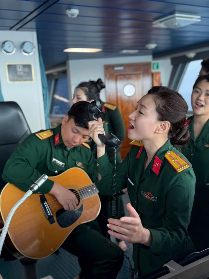  Ca sĩ Đỗ Thủy trong một chuyến công tác ra thăm Quần đảo Trường Sa tháng 4/2025. 