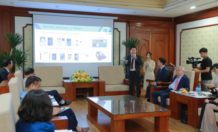 Tổng Giám đốc K-Smart Hàn Quốc giới thiệu về dự án sản xuất và phát triển dòng điện thoại thông minh, máy tính bảng giáo dục tại hội nghị.