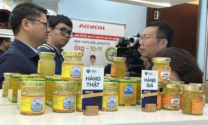 Sản phẩm nước yến sào đóng lọ thật và giả được trưng bày tại phòng triển lãm Cục Quản lý Thị trường.