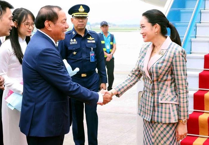 Bộ trưởng Bộ Văn hóa, Thể thao và Du lịch Nguyễn Văn Hùng đón Thủ tướng Thái Lan Paetongtarn Shinawatra tại sân bay quốc tế Nội Bài, Hà Nội - Ảnh: TTXVN