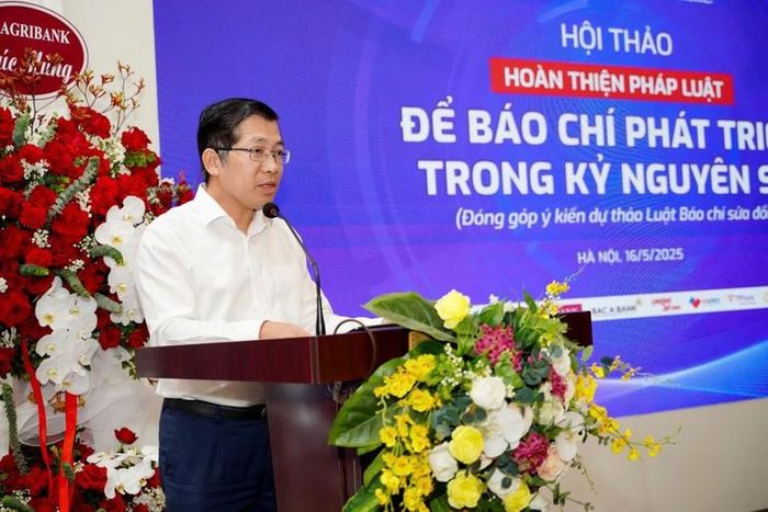 Ông Lưu Đình Phúc, Cục Trưởng Báo chí trình bày tham luận "Một số vấn đề đáng chú ý trong Luật Báo chí (sửa đổi)".