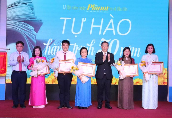 Đồng chí Nguyễn Phước Lộc, Phó Bí thư Thành ủy, Chủ tịch Ủy ban MTTQ Việt Nam TPHCM trao Bằng khen của UBND TPHCM đến các cá nhân