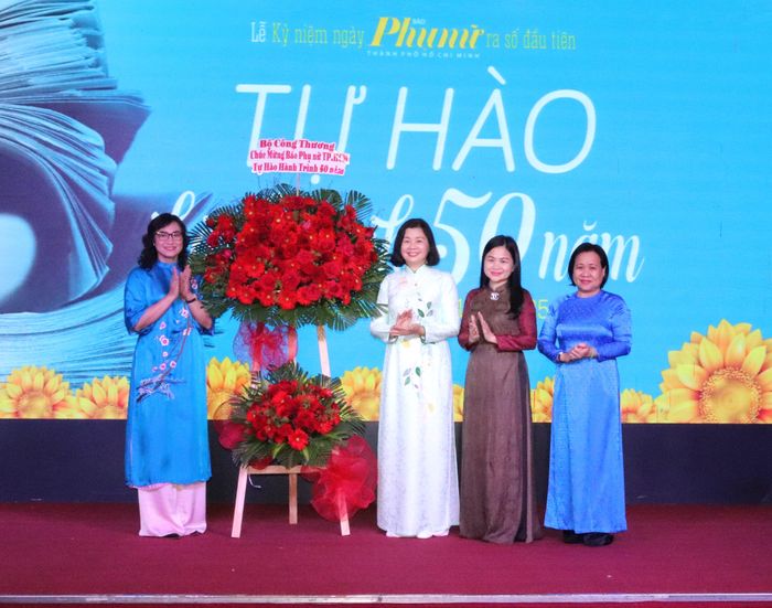 Thứ trưởng Bộ Công thương Phan Thị Thắng tặng hoa chúc mừng Báo Phụ nữ TPHCM