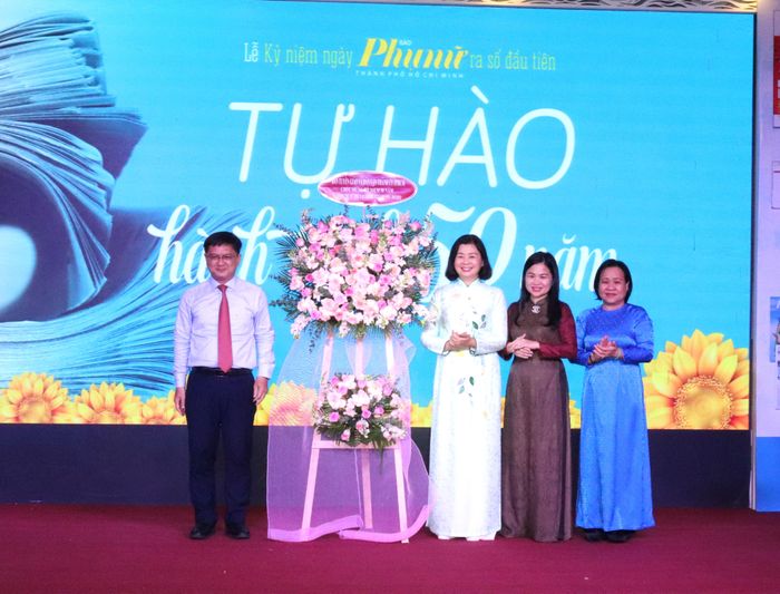 Trưởng Ban Tuyên giáo và Dân vận Thành ủy TPHCM Nguyễn Mạnh Cường tặng hoa chúc mừng kỷ niệm 50 năm Báo Phụ nữ TPHCM ra số đầu tiên