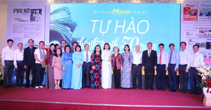 Lãnh đạo, nguyên lãnh đạo TPHCM chúc mừng kỷ niệm 50 năm Báo Phụ nữ TPHCM ra số đầu tiên