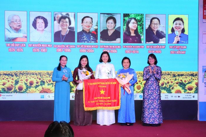Đồng chí Nguyễn Thị Lệ, Phó Bí thư Thành ủy, Chủ tịch HĐND TPHCM trao Cờ Truyền thống của UBND TPHCM đến tập thể Báo Phụ nữ TPHCM