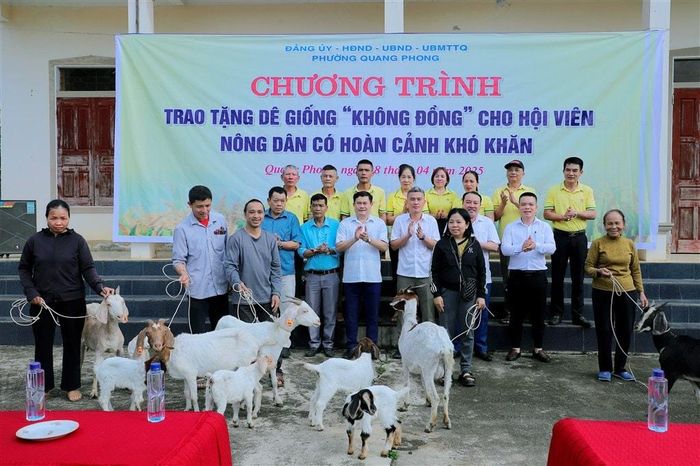 Trao dê giống cho hội viên nông dân có hoàn cảnh khó khăn ở phường Quang Phong, thị xã Thái Hòa. Ảnh: P.V