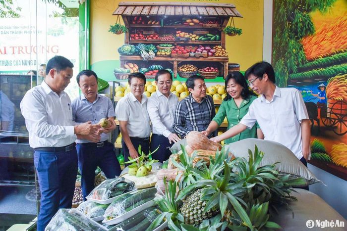 Cửa hàng giới thiệu, kinh doanh sản phẩm đặc trưng của nông dân, sản phẩm OCOP do Hội Nông dân TP. Vinh hỗ trợ. Ảnh: T.L