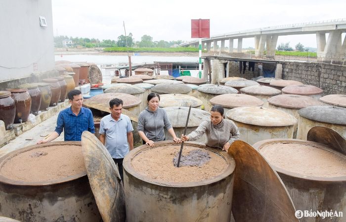Mô hình sản xuất nước mắm của nông dân thị xã Hoàng Mai. Ảnh: T.L