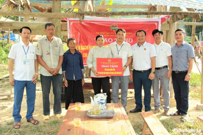 Hội Nông dân huyện Thanh Chương trao hỗ trợ cho hội viên khó khăn ở xã Thanh Mỹ xây nhà. Ảnh: P.V